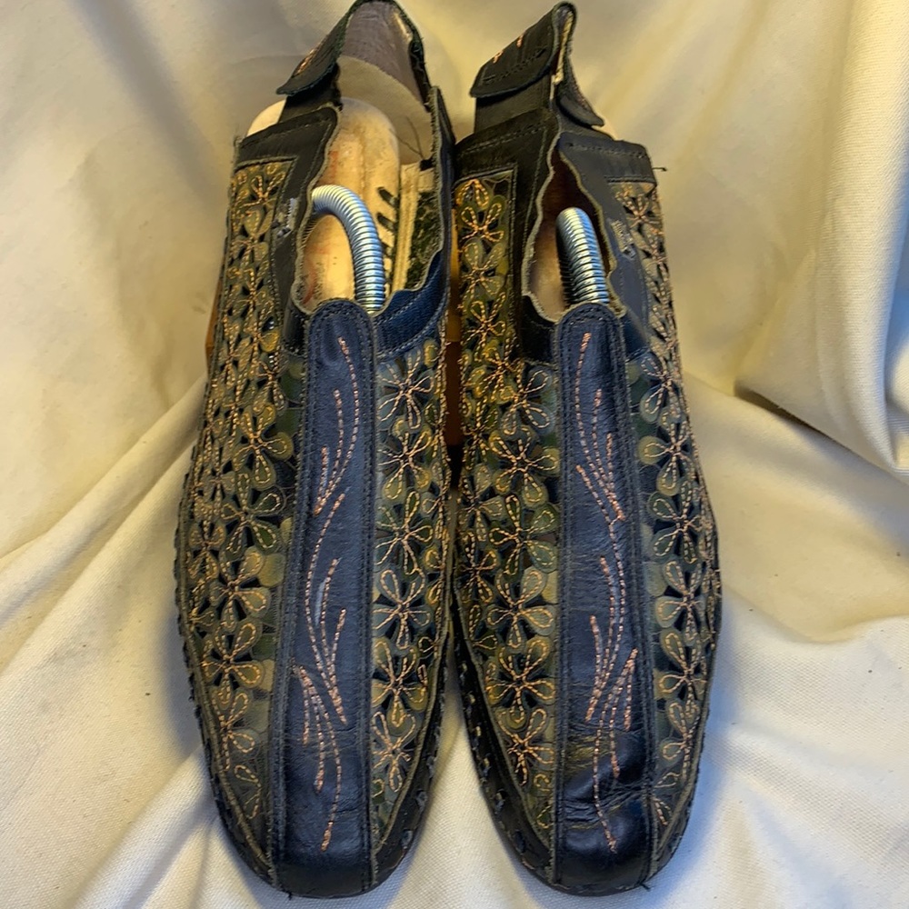 Pikolinos flower laser cut leather/stitching shoes